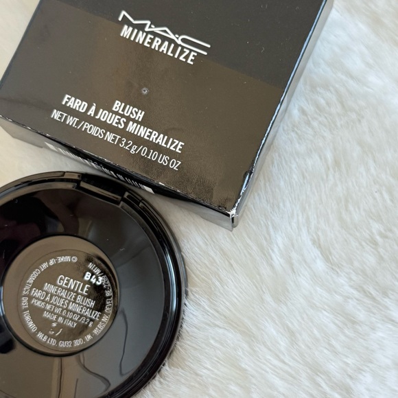 NIB MAC Mineralize Blush| shade: Gentle - Picture 5 of 5